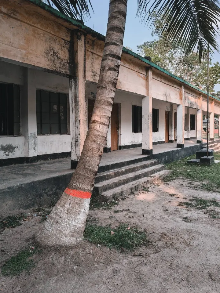 সংশ্লিষ্ট বিদ্যালয়ের ভিতরের দৃশ্য