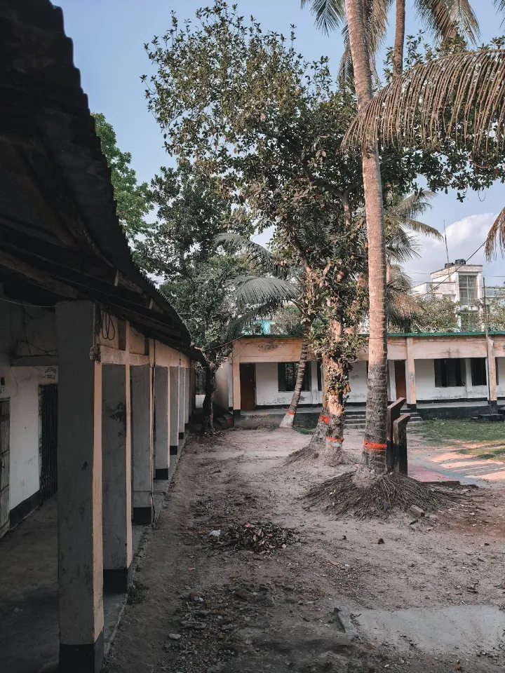 সংশ্লিষ্ট বিদ্যালয়ের ভিতরের দৃশ্য 