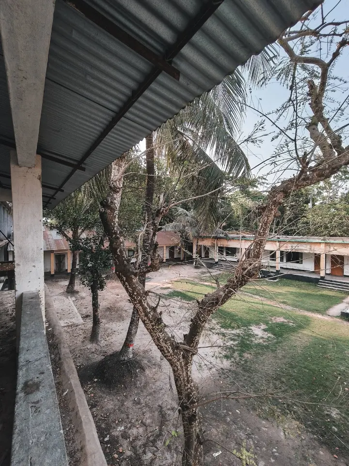 সংশ্লিষ্ট বিদ্যালয়ের ভিতরের দৃশ্য 